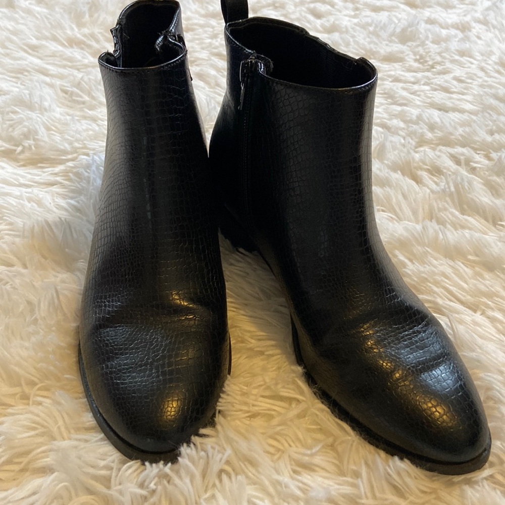 Old Navy Snakeskin Textured Ankle Boots